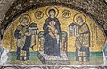 Mosaicu de la entrada suroccidental de la basílica de Santa Sofía (Constantino ufierta a la Theotokos una maqueta de la ciudá de Constantinopla y Xustinianu una de la mesma basílica -el perfil actual d'esi monumentu quedó modificáu cola adición de los minaretes de dómina turca-).