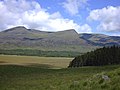 Das Massiv des Creag Meagaidh von Süden aus dem Glen Spean, in Bildmitte der Vorgipfel Meall Coire Choille-rais