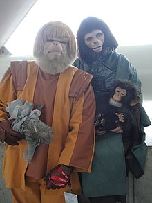 Fanoušci v kostýmech postav z Planety opic