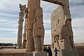 Columnes y puerta flanqueada por guardianes alaos nel Palaciu de Persépolis.