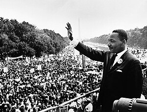 מרטין לותר קינג באנדרטת לינקולן במהלך "המצעד לוושינגטון למען תעסוקה ושוויון", 28 באוגוסט 1963, עת נשא את נאומו "יש לי חלום" (ברקע: אנדרטת וושינגטון)