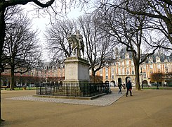Le jardin avec le Monument à Louis XIII.