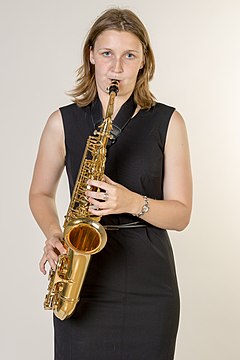 Saksofonistka z altovskim saksofonom