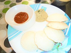 Idli với ghee, dưa chua gừng và chutney dừa