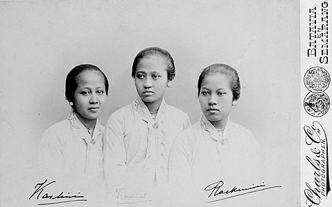 Poto kabinet matandatangan Kartini miwah nyamane. Kiwa-tengen: Kartini, Kardinah, Roekmini.