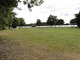 Cabane devant les jetées des pédalos et terrain de volleyball au lac du Bel Air de Priziac.