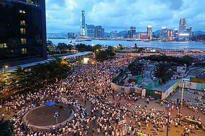 19時に民陣が立法会道(Legislative Council Road)で集会を開催している様子