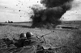 Sovjetiske soldater med anti-stridsvognsrifle under kampene Foto: Natalia Bode (1914–1996)