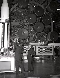 „Ilyen lesz”: Von Braun a Saturn I-et mutatja be Eisenhowernek