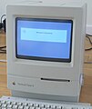 Startbildschirm mit Logo im „Picasso-Stil“ auf einem Macintosh Classic II