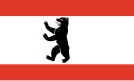Die Landesflagge von Berlin besteht aus zwei äußeren roten Querstreifen und einem breiteren weißen Querstreifen im Innern. In der Mitte des weißen Querstreifens befindet sich ein nach links stehender schwarzer Bär, dessen rote Tatzen und Zunge ausgestreckt sind.