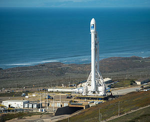 Falcon 9 v1.1 s družicí Jason-3 před startem v roce 2016