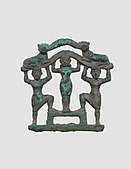 Placă cu un nud feminin între doi bărbați cu bărbi care poartă kilturi; circa 2000-1600 BC; bronz; 9,7 x 9,7 cm; Muzeul Metropolitan de Artă