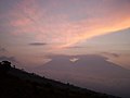 Sončni zahod za Acantenagom in Fuegom, viden s spodnje severne strani Volcan de Agua.