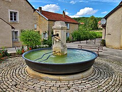 Fontaine-abreuvoir à vasque ronde.