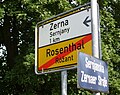 Zweisprachiges Straßenschild in der Lausitz (oben Sorbisch, unten Deutsch)
