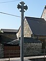 Croix de schiste devant l'église.