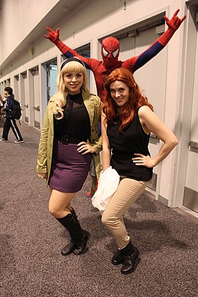 Cosplay de Spider-Man entouré de Gwen Stacy (à gauche) et Mary Jane Watson (à droite).