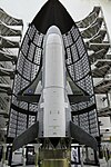 Установка головного обтекателя ракеты-носителя Атлас-5 на космический аппарат Boeing X-37
