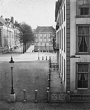 Gezicht op het Tournooiveld vanaf de Hoge Nieuwstraat naar de Korte Vijverberg. Foto door Alexine Tinne, 1860-1861. Haags Gemeentearchief.