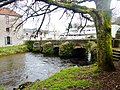 Le "Pont Saint-Jean" (dit aussi "Pont Romain") sur le Scorff, vu côté amont.