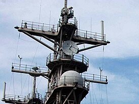 Радар AN/SPG-60 (в центре снимка) на эсминце DD-985 «Кушинг»