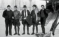 М. Т. Слепнёв (второй слева, под руку с американским пилотом), уполномоченный Правительственной комиссии по спасению челюскинцев Г. А. Ушаков (в центре), лётчик С. А. Леваневский (второй справа) и радист аэродрома Фэрбенкс во время экспедиции по спасению челюскинцев (1934).