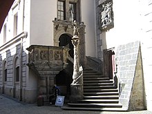 Barevná fotografie renesančního portálu a sochy symbolizující spravedlnost, která je součástí architektury staré raddnice v Görlitz