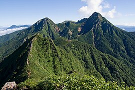 急峻な地形の南八ヶ岳 （権現岳山頂より・右は最高峰の赤岳）