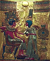 Tutankhamon, a sinistra, con la corona hemhemet. Schienale di un trono di Tutankhamon Museo egizio del Cairo.