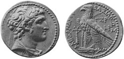 Серебряная монета Александра I Баласа с греческой надписью ΒΑΣΙΛΕΩΣ ΑΛΕΧΑΝΔΡΟΥ («царя Александра»). Дата ΓΞΡ обозначает 163 год эры Селевкидов, соответствующий 150 — 149 гг. до н. э.