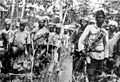 Askaris (troupes indigènes) et porteurs dans l'Est africain allemand.
