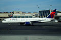 Boeing 757 de Delta Air Lines devant l'aérogare.