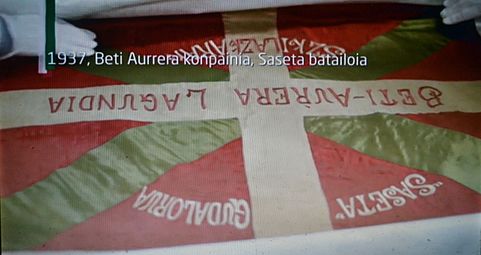 Eusko Gudarosteko 53. Saseta batailoiko Beti Aurrera konpainiako ikurrina. Eusko Abertzaletasunaren Museoa.