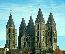 Katedralo de Tournai kun 6 turoj