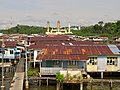 Wasserdorf am Nordufer mit Istana Darul Hana