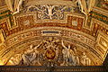 Stucs avec motifs allégoriques, statues, tiare papale et blason aux armes de Grégoire XIII