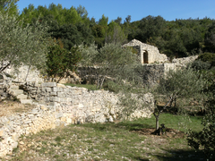 Capitelle et murs de soutènement de terrasses.