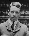 Henry Gwyn Jeffreys Moseley (1887 - 1915), objevitel vztahu mezi rentgenovými spektry a protonovými čísly prvků (Moseleyův zákon).