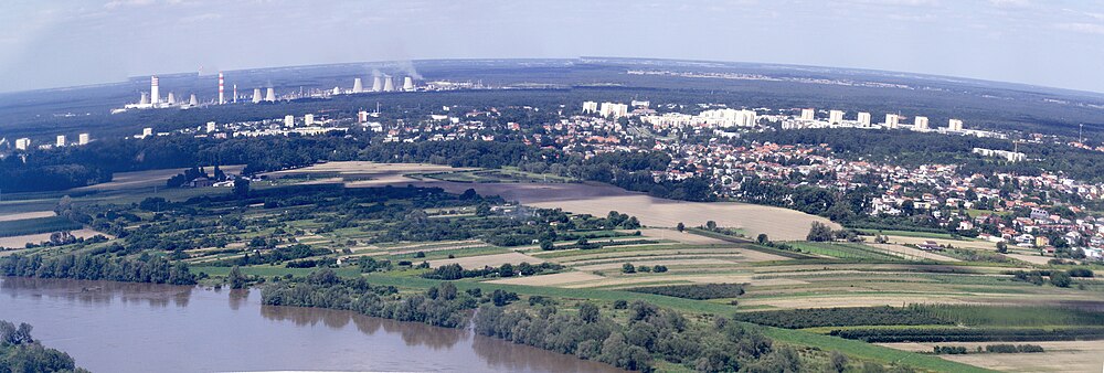 Panorama widoku na miasto znad rzeki Wisły, w oddali Zakłady Azotowe Puławy