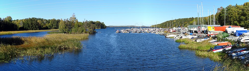 Görväln vy norrut över Skäftingesundet från Sanduddens båthamn. Till vänster syns Skäftingeholmen med ön Koffsan, oktober 2018.