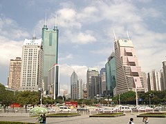 Vista del edificio desde una plaza cercana.