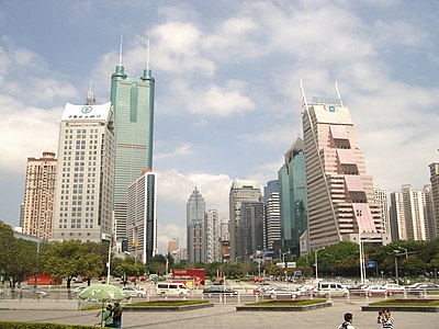 Quartier d'affaires, dans le district de Luohu. Le gratte-ciel vert sur la gauche est le Shun Hing Square.