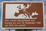 两德边界是“铁幕”分隔欧洲的重要象征；在所有曾因两德边界而遭分隔的道路上，都可找到这个告示：“在此处，德国与欧洲曾处于分裂状态，直至1989年12月10日上午10时15分”（注：因各路口开放时间不一，其记载的时间日期也可能不同）