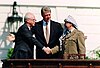 Icchak Rabin, Bill Clinton i Jasir Arafat po podpisaniu porozumienia 13 września 1993