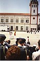 Dous garda civís saudando á bandeira na Escola Naval Militar de Marín.