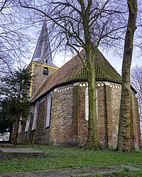 Achterzijde van de kerk met monniken en nonnen op het koor