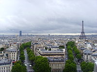Néoréaliste et complet: Tour Eiffel, Montparnasse, invalide, immeubles haussmanniens mais sans la défense, ciel gris plombé (vue depuis l'arc de triomphe). Il ne manque plus que le périph.
