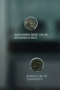Pièces à l'effigie des empereurs romains Antonin le Pieux (138-161) et Commode (180-192).