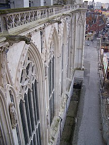 Grandes baies de la façade nord et toiture en terrasse des chapelles latérales.